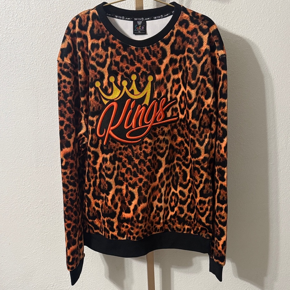 Switch Remarkable- Leopard print kingsGraphic crew- Large- NWT